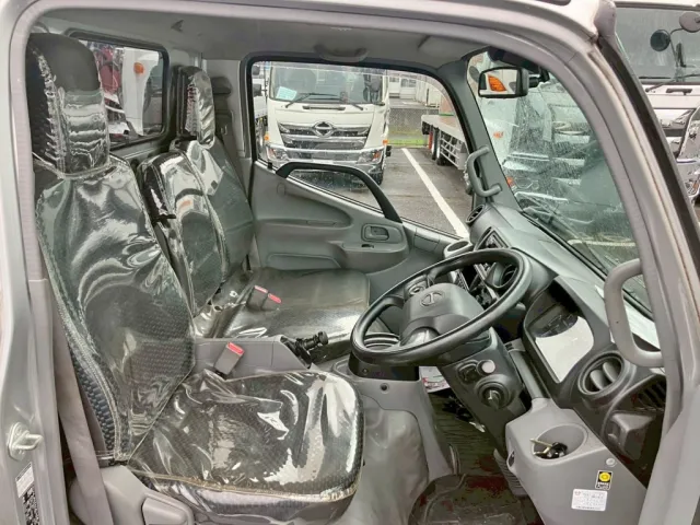 乗車定員は3名です。|日野 デュトロ 2RG-XZU605M(2WD)の写真7