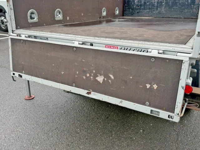 リヤアオリの内張りにキズがあります。|日野 デュトロ 2RG-XZU605M(2WD)の写真10