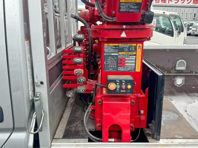 クレーンの操作レバーです。|日野 デュトロ 2RG-XZU605M(2WD)の写真13