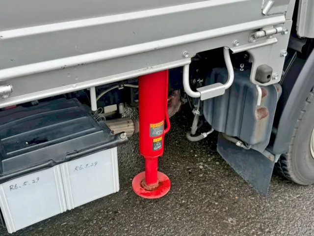 運転席側前方アウトリガーの状態です。|日野 デュトロ 2RG-XZU605M(2WD)の写真14