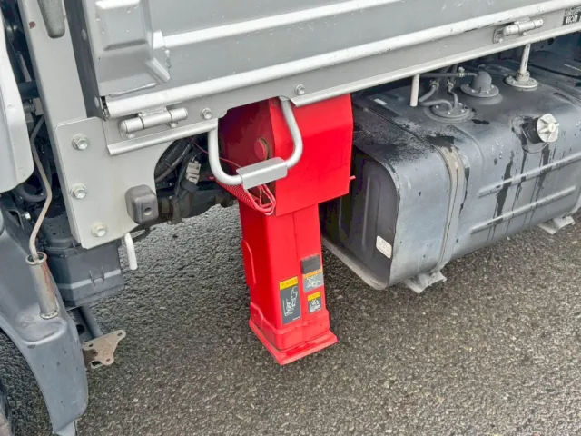 助手席側前方アウトリガーの状態です。|日野 デュトロ 2RG-XZU605M(2WD)の写真15