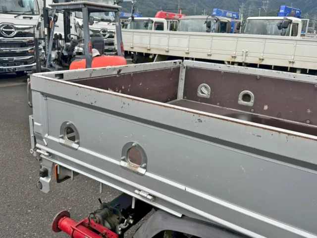 運転席側アオリにサビ・キズがあります。(後方)|日野 デュトロ 2RG-XZU605M(2WD)の写真25