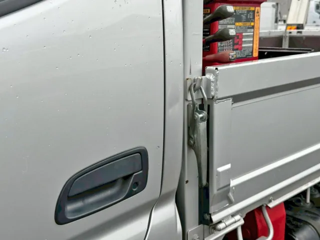 キャビン助手席側後方に、ヘコミがあります。|日野 デュトロ 2RG-XZU605M(2WD)の写真27