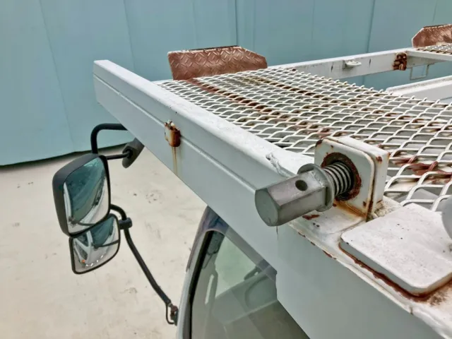 助手席側ボルト置きが潰れています。|三菱 ファイター LDG-FQ62Fの写真14