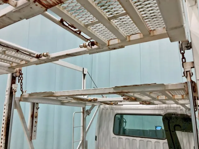 2F中央フロアーの昇降は後方フロアーの昇降で行います。(チェーンを介して昇降します)|三菱 ファイター LDG-FQ62Fの写真17