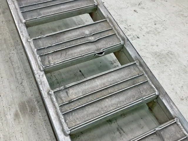 助手席側歩みに割れがあります。|三菱 ファイター LDG-FQ62Fの写真23