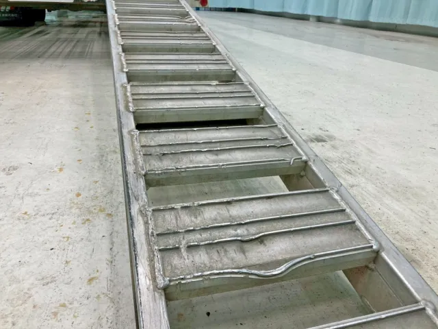 運転席側歩みに割れがあります。|三菱 ファイター LDG-FQ62Fの写真24