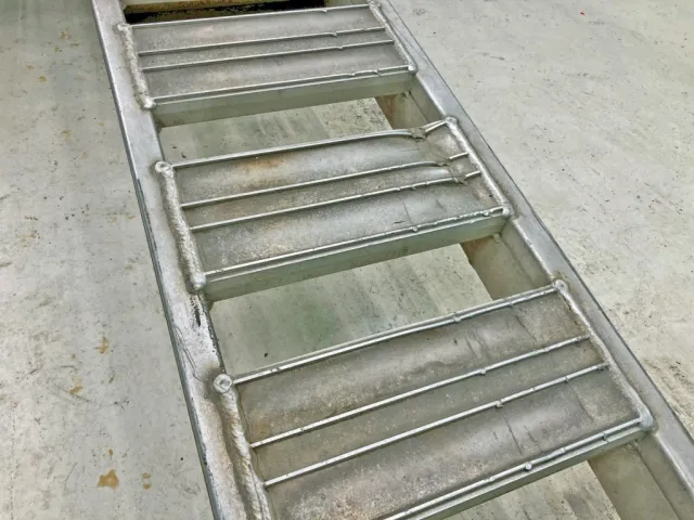 運転席側歩みにヘコミがあります。|三菱 ファイター LDG-FQ62Fの写真25