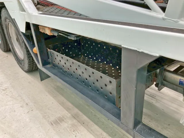 ボディー助手席側後方にりん木入れが付いています。|三菱 ファイター LDG-FQ62Fの写真28