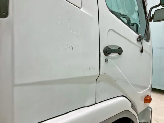 運転席側クォーターパネルにキズがあります。|三菱 ファイター LDG-FQ62Fの写真32