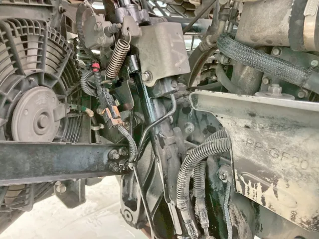 キャブチルトシリンダーにオイル漏れがあります。|三菱 ファイター LDG-FQ62Fの写真33