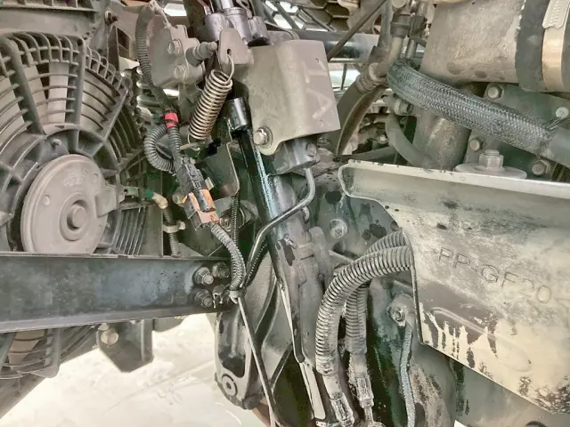 キャブチルトシリンダーにオイル漏れがあります。|三菱 ファイター LDG-FQ62Fの写真33
