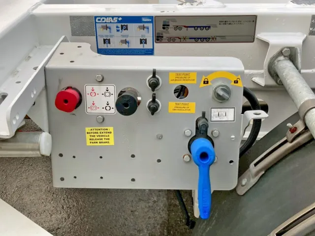 車両中央部のロック・駐車ブレーキ 及び エアサス昇降レバーです。|その他  不明の写真11