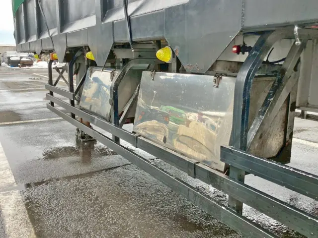助手席側にステンレス製の工具箱が2つ付いています。|トレクス トレクス PFB34113改の写真32