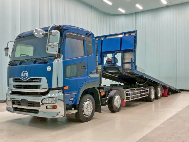 フロント周り、メッキパーツで飾っています。|UDトラックス クオン QKG-CG5ZLの写真1