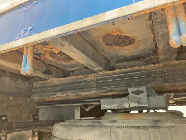 助手席側後方のシャーシとネタの状態です。(縦ネタ・横ネタは鉄製です。ネタに腐食があります)|UDトラックス クオン QKG-CG5ZLの写真6
