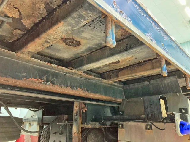 運転席側後方のシャーシとネタの状態です。(縦ネタ・横ネタは鉄製です。ネタに腐食があります)|UDトラックス クオン QKG-CG5ZLの写真7