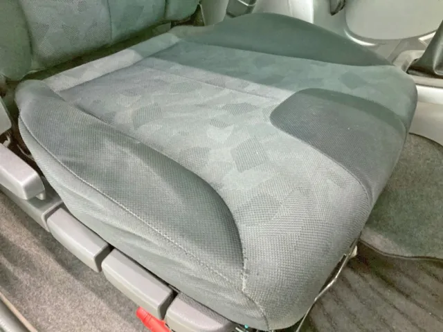 運転席座面にヘタリがあります。|UDトラックス クオン QKG-CG5ZLの写真9