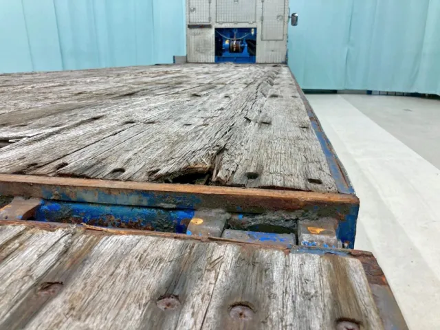 床板後方運転席側に反りがあります。|UDトラックス クオン QKG-CG5ZLの写真11