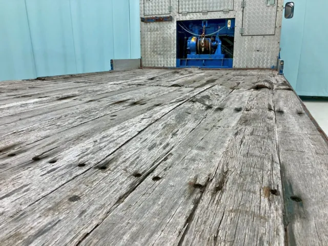 床板中央運転席側に反りがあります。|UDトラックス クオン QKG-CG5ZLの写真12