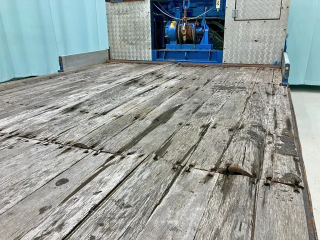 床板前方の所々に反りがあります。|UDトラックス クオン QKG-CG5ZLの写真13