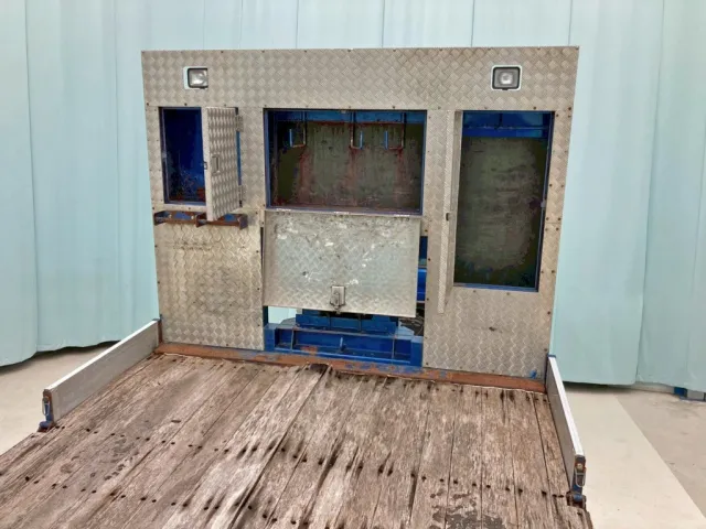 プロテクターにレバーブロック掛け付きの物入れが付いています。|UDトラックス クオン QKG-CG5ZLの写真15