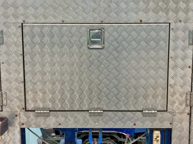 プロテクター中央の物入れは開閉不良です。|UDトラックス クオン QKG-CG5ZLの写真16