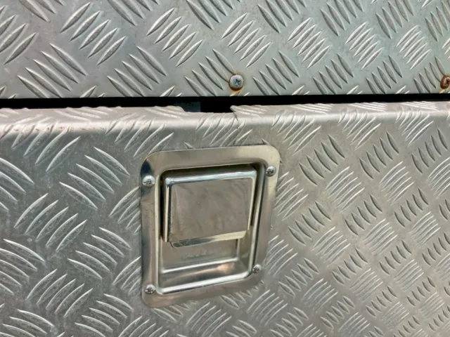 中央物入れのロック上部に割れがあります。|UDトラックス クオン QKG-CG5ZLの写真17