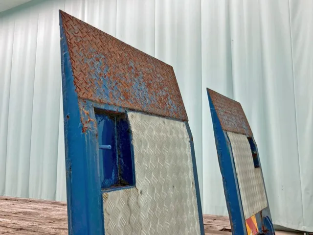 助手席側自動歩み先端にサビ 及び 下部の縞板アルミにヘコミがあります。|UDトラックス クオン QKG-CG5ZLの写真25