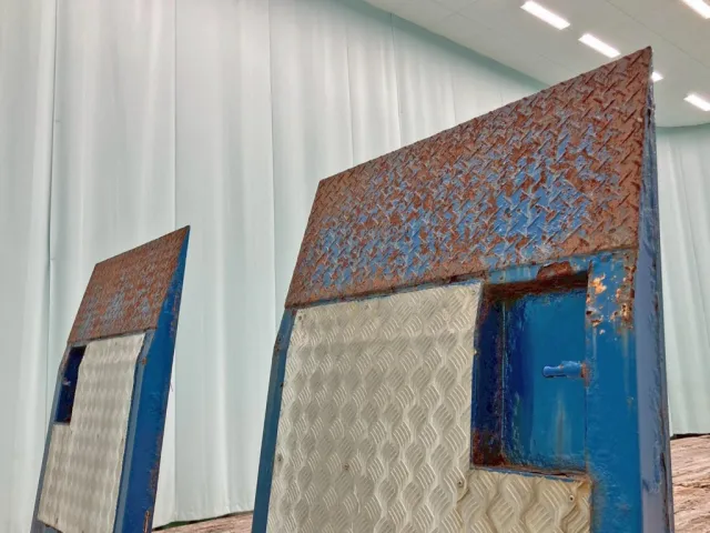 運転席側自動歩み先端にサビ 及び 下部の縞板アルミにヘコミがあります。|UDトラックス クオン QKG-CG5ZLの写真26