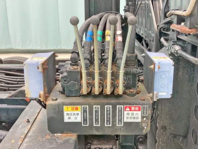 自動歩み・ウインチ・ボディースライド・アウトリガーの操作レバーです。|UDトラックス クオン QKG-CG5ZLの写真28