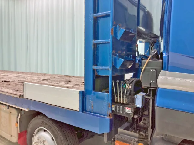 運転席側ハシゴ下部に腐食・穴あきがあります。|UDトラックス クオン QKG-CG5ZLの写真29