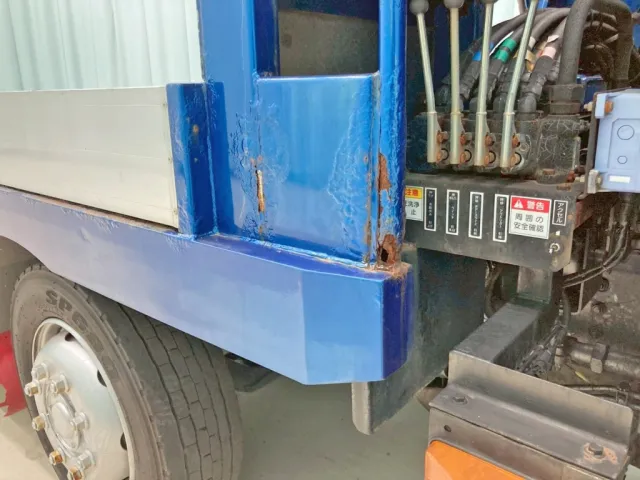 運転席側ハシゴ下部に腐食・穴あきがあります。(拡大図)|UDトラックス クオン QKG-CG5ZLの写真30