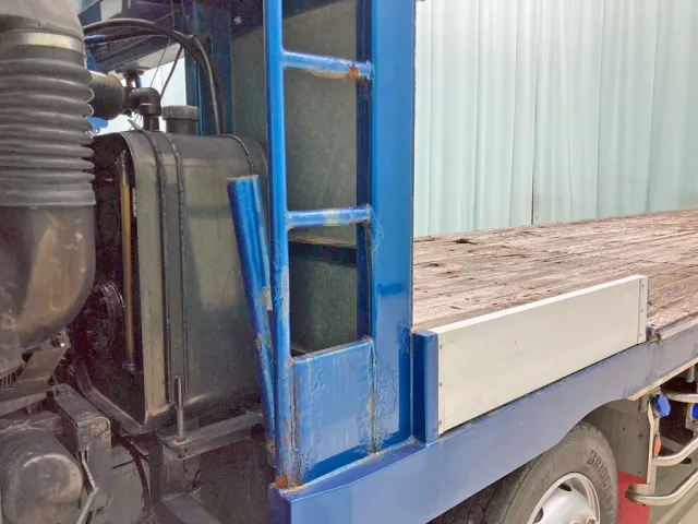 助手席側ハシゴ下部に腐食があります。|UDトラックス クオン QKG-CG5ZLの写真31