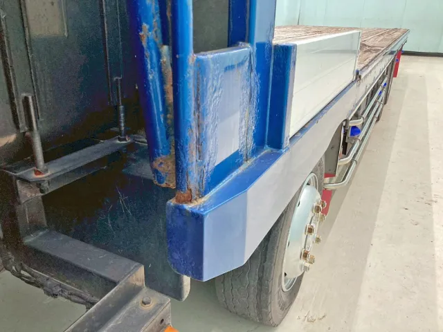 助手席側ハシゴ下部に腐食があります。(拡大図)|UDトラックス クオン QKG-CG5ZLの写真32