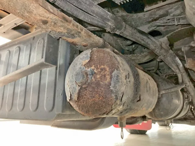 下回りの状態です。(中央後方のタンクにサビがあります)|UDトラックス クオン QKG-CG5ZLの写真36