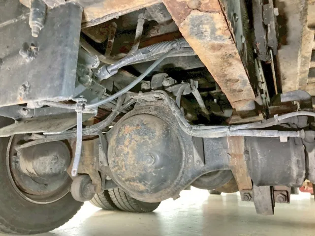 下回りの状態です。(4軸目後方デフ周りにサビがあります)|UDトラックス クオン QKG-CG5ZLの写真37