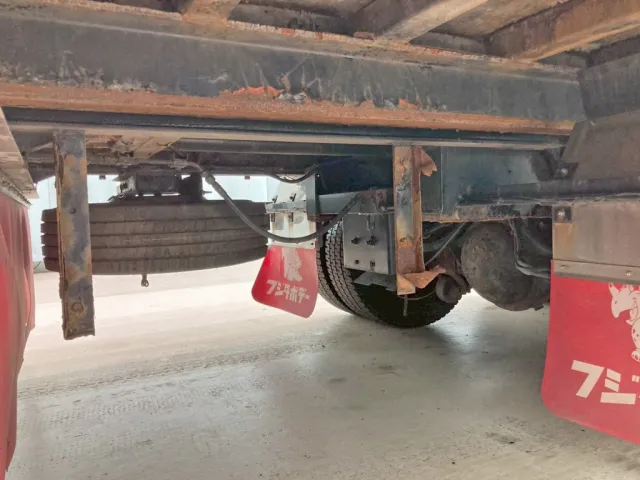 ボディー運転席側後方の工具箱取付用のステーに腐食・曲がりがあります。|UDトラックス クオン QKG-CG5ZLの写真39