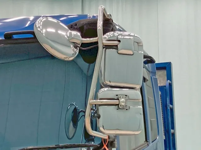 助手席側補助ミラー取り付け部カバーが欠品しています。|UDトラックス クオン QKG-CG5ZLの写真40