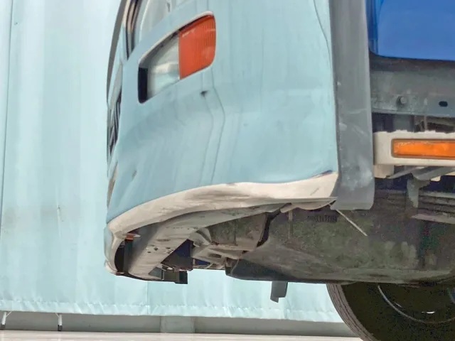 フロントバンパー助手席側下部に歪みがあります。|UDトラックス クオン QKG-CG5ZLの写真42