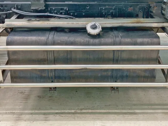 燃料タンクは300Lです。|UDトラックス クオン QKG-CG5ZLの写真44