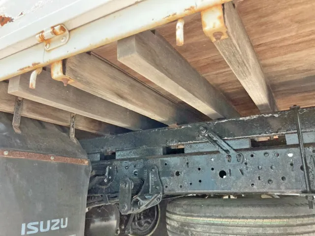シャーシとネタの状態です。(縦ネタは鉄製・横ネタは木製です)|いすゞ エルフ TKG-NPR85AR(2WD)の写真6