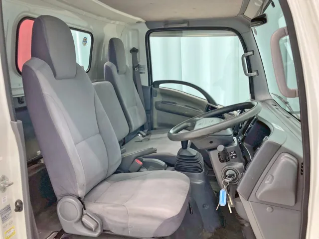 乗車定員は3名です。|いすゞ エルフ TKG-NPR85AR(2WD)の写真7