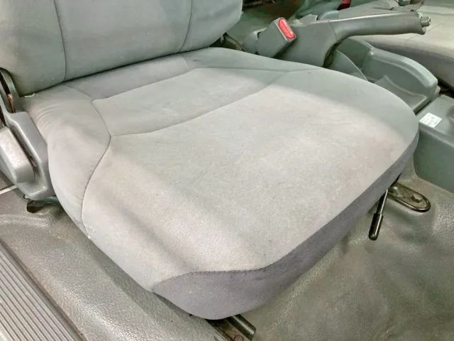 運転席座面にヘタリがあります。|いすゞ エルフ TKG-NPR85AR(2WD)の写真8