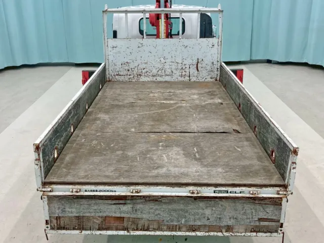 床は板張りです。|いすゞ エルフ TKG-NPR85AR(2WD)の写真9