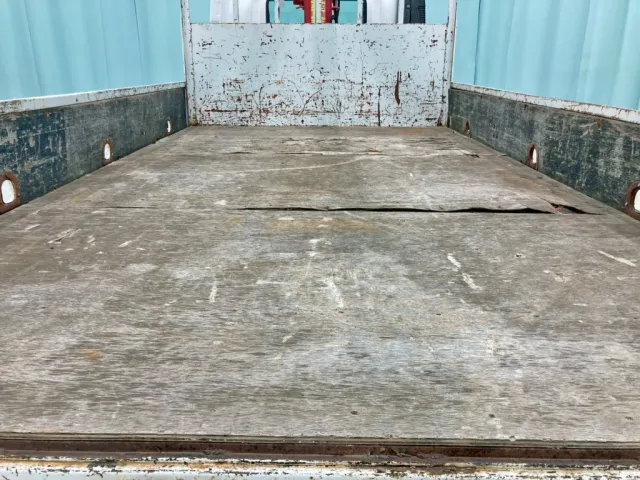 床板中央のコンパネ板にめくれがあります。|いすゞ エルフ TKG-NPR85AR(2WD)の写真12