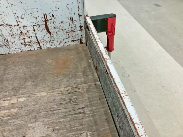 運転席側アオリ前方の内張りが外れています。|いすゞ エルフ TKG-NPR85AR(2WD)の写真13