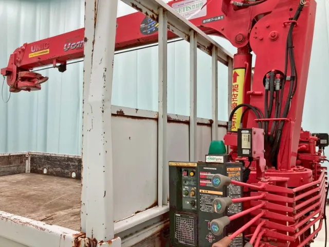 前壁全体にサビがあります。(運転席側)|いすゞ エルフ TKG-NPR85AR(2WD)の写真15