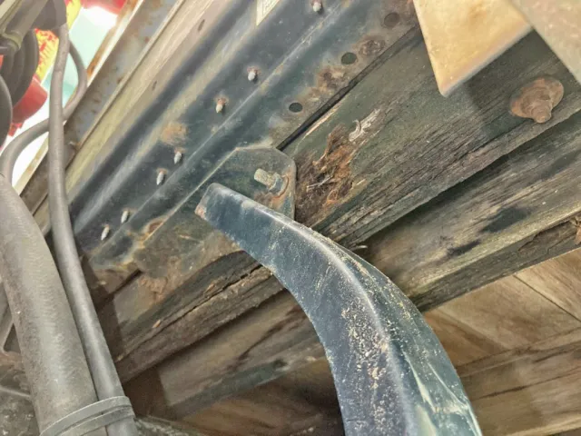 ボディー前方助手席側の横ネタに腐食・割れがあります。|いすゞ エルフ TKG-NPR85AR(2WD)の写真17