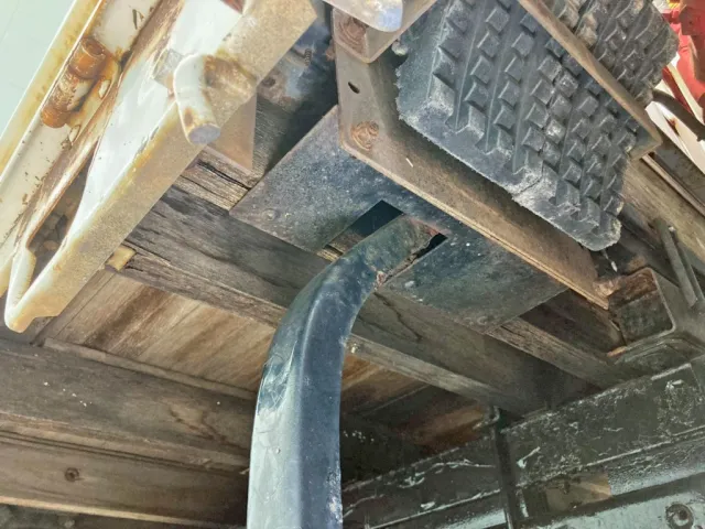 ボディー前方運転席側の横ネタに腐食・割れがあります。|いすゞ エルフ TKG-NPR85AR(2WD)の写真18